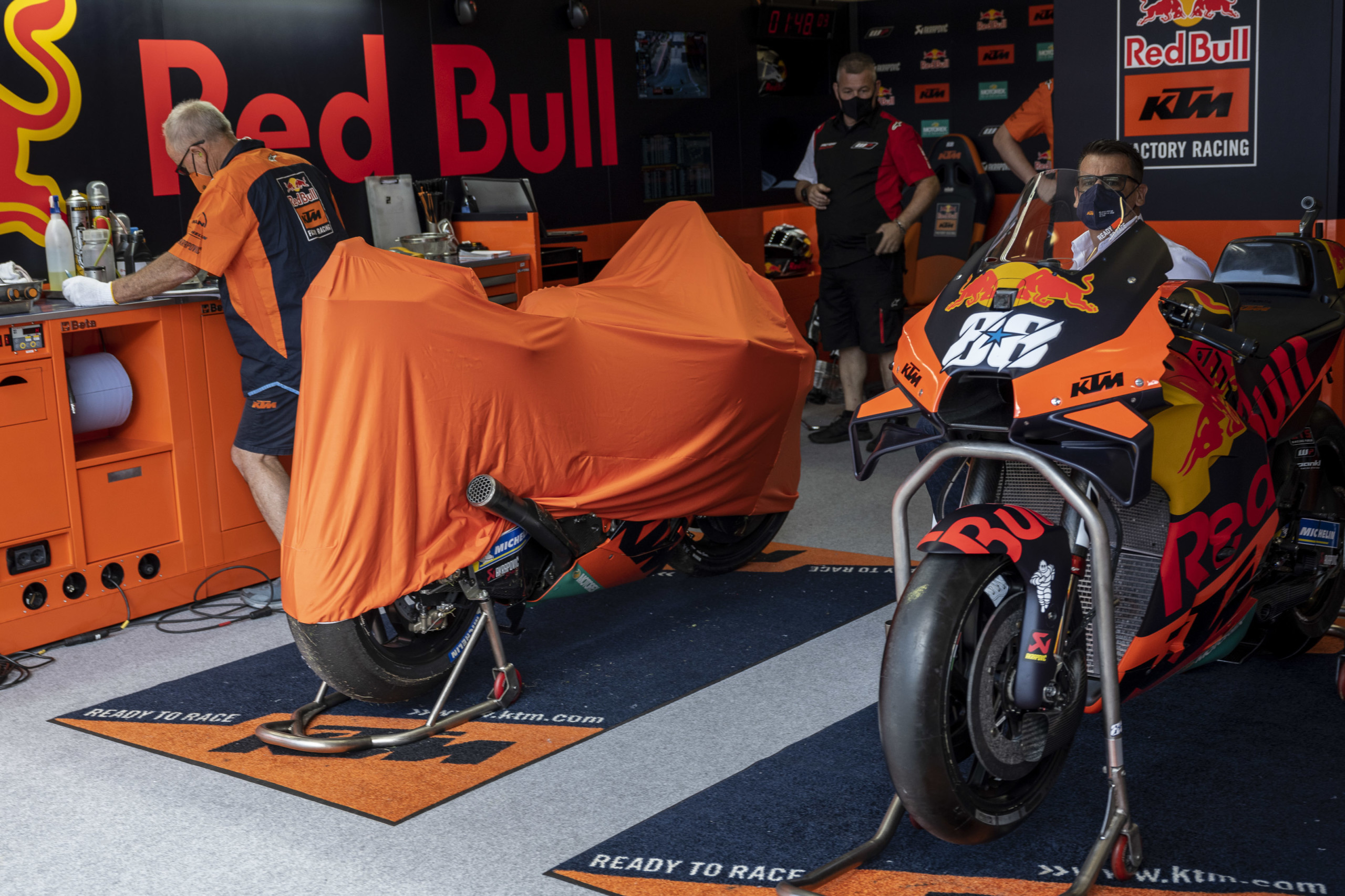 Red Bull KTM Factory Racing: the construction of the pit in fast motion