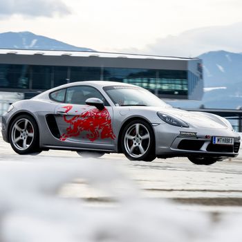 Porsche 718 Cayman S Winter Experience in the Driving Center