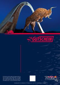 Skulptur: Ein metallischer Stier steht erhöht. Umgebung: Vor einem großen Bogen bei Nacht. Auf dem Bild steht: 