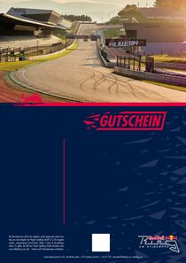 Rennstrecke führt eine Kurve entlang. Zuschauertribünen mit Bäumen im Hintergrund. Auf dem Bild steht 