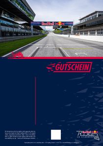 Rennstrecke zeigt leere Fahrbahn, umgeben von Tribünen. Auf dem Bild steht: 