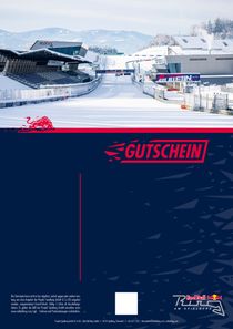 Rennstrecke liegt verschneit im Winter. Gebäude und Hügel umgeben die Strecke. Auf dem Bild steht „Gutschein“.